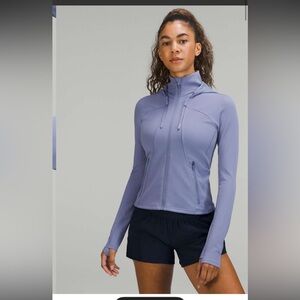 Women's rain repellent running jacket in peri purple